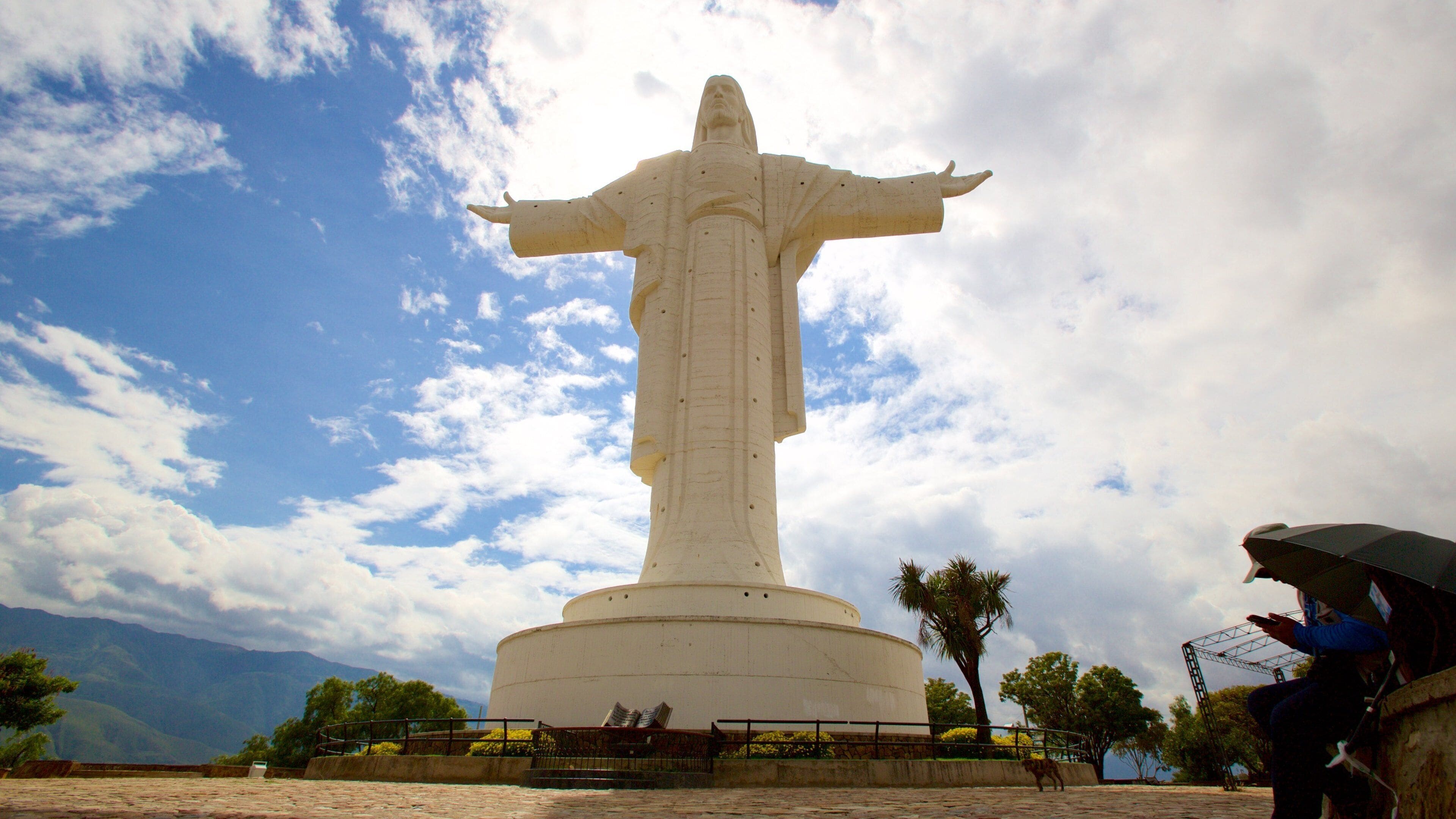 Cristo de la Concordia showing a statue or sculpture and religious elements