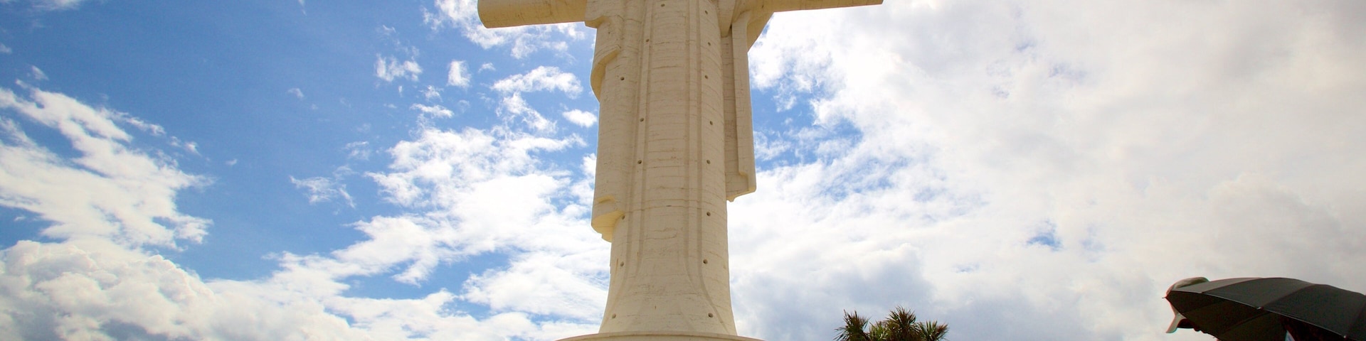 Cristo de la Concordia mostrando una estatua o escultura y elementos religiosos