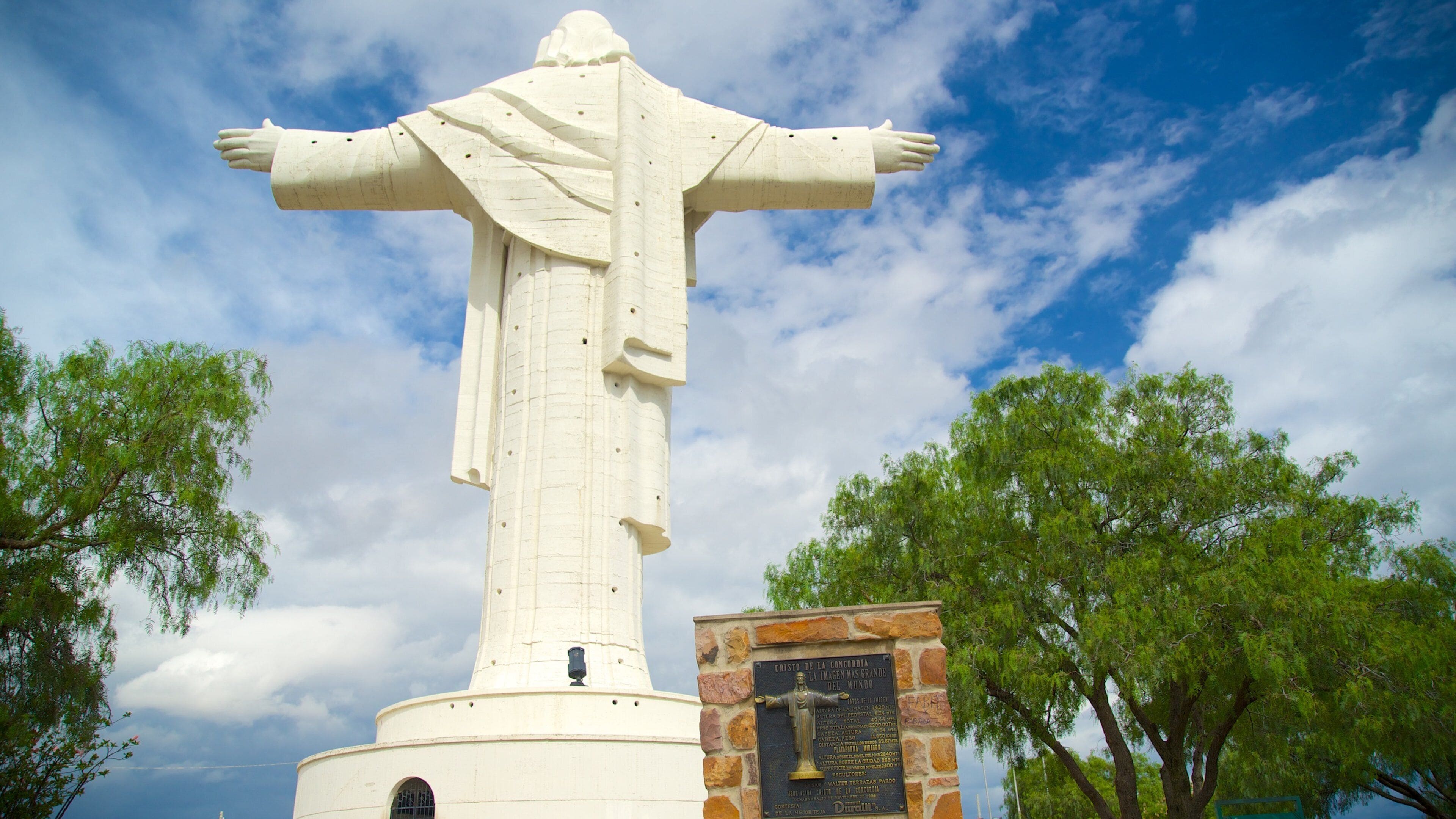 Cristo de la Concordia showing a statue or sculpture