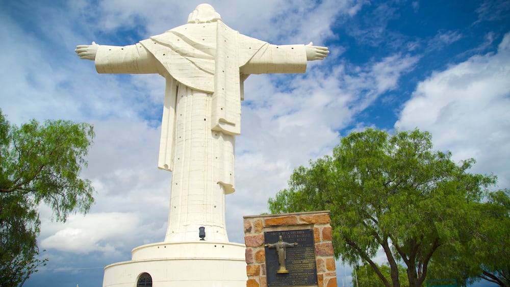 Cristo de la Concordia showing a statue or sculpture