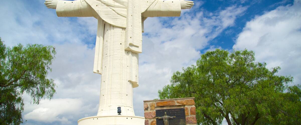 Cristo de la Concordia showing a statue or sculpture