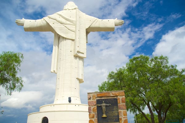 Cristo de la Concordia welches beinhaltet Statue oder Skulptur