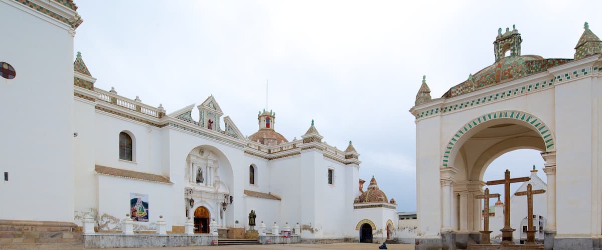Catedral de Copacabana mostrando patrimonio de arquitectura, una iglesia o catedral y elementos religiosos