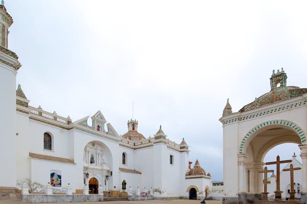 Copacabana Cathedral which includes religious aspects, heritage architecture and a church or cathedral