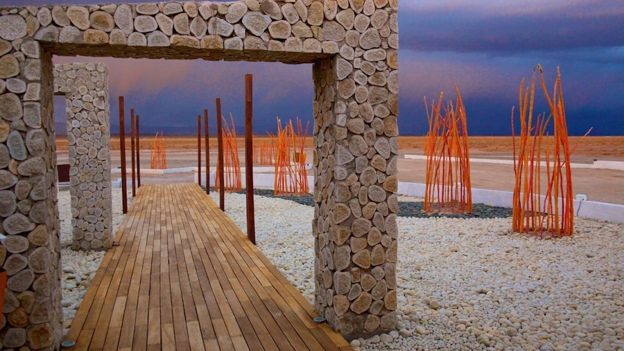 Salar de Uyuni featuring modern architecture