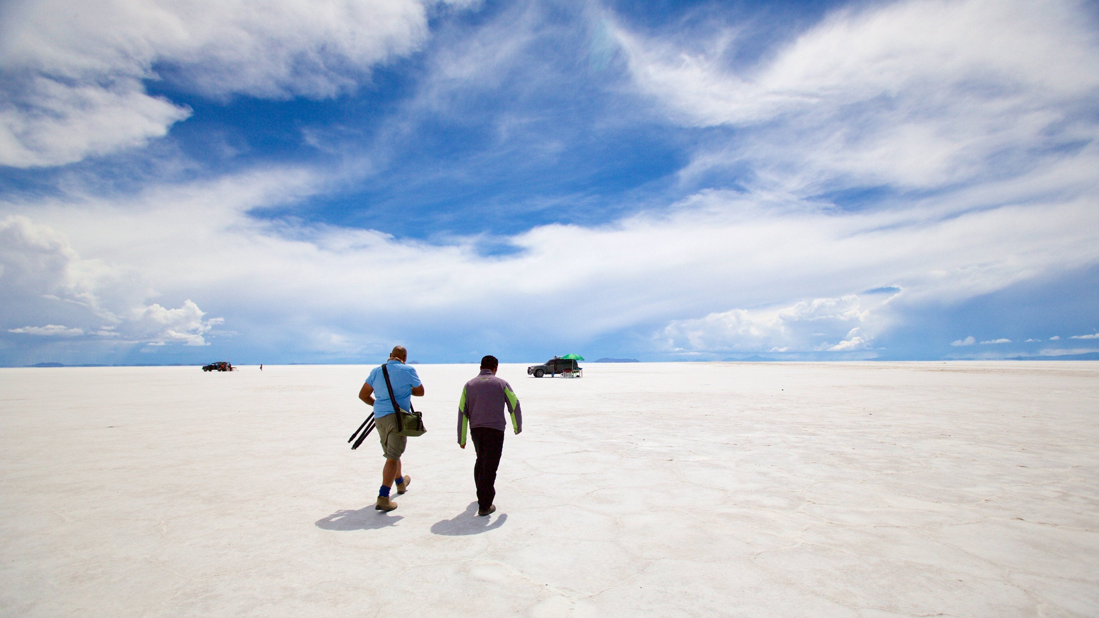 Salar de Uyuni featuring tranquil scenes as well as a small group of people