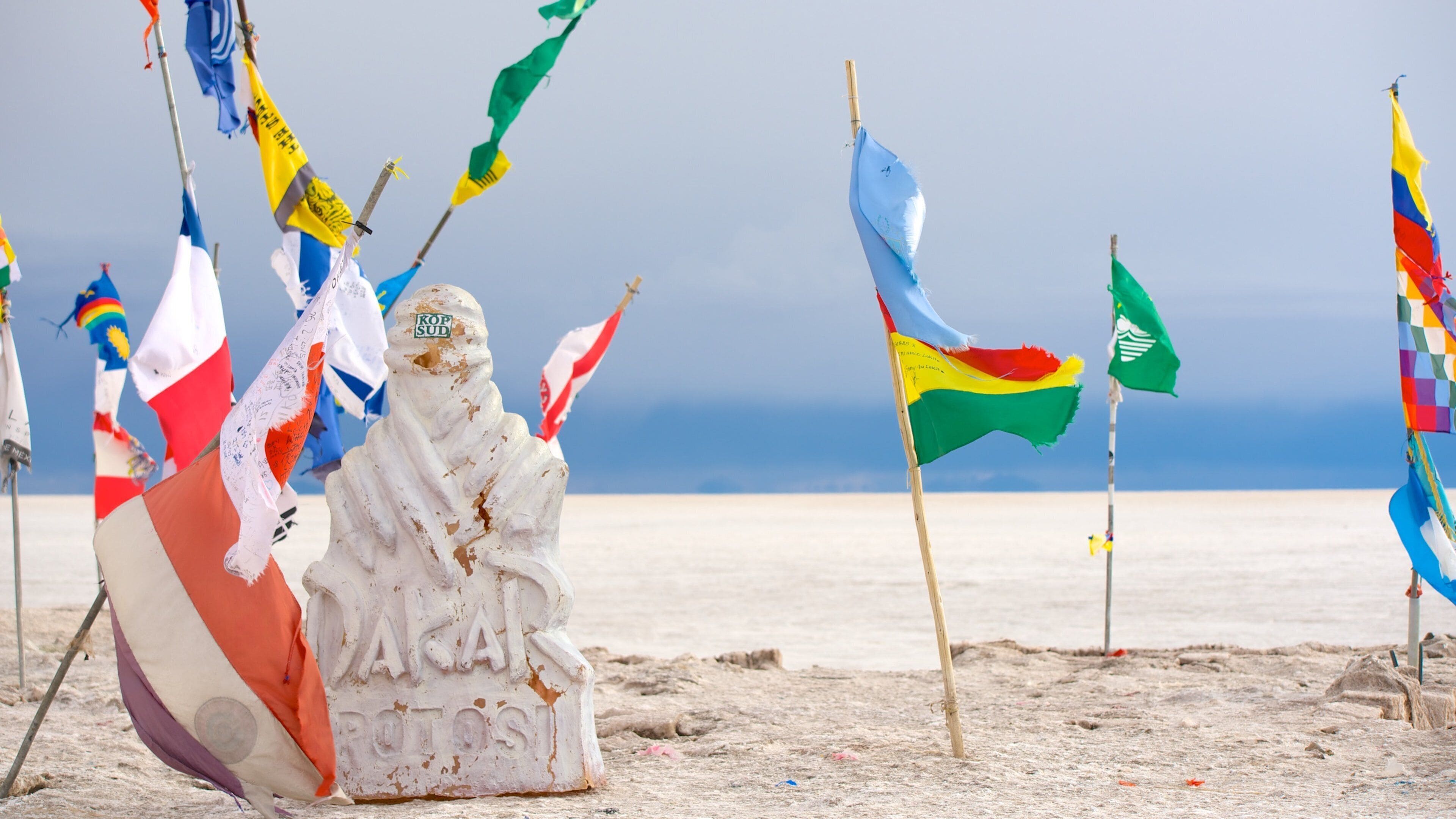 Salar de Uyuni showing tranquil scenes