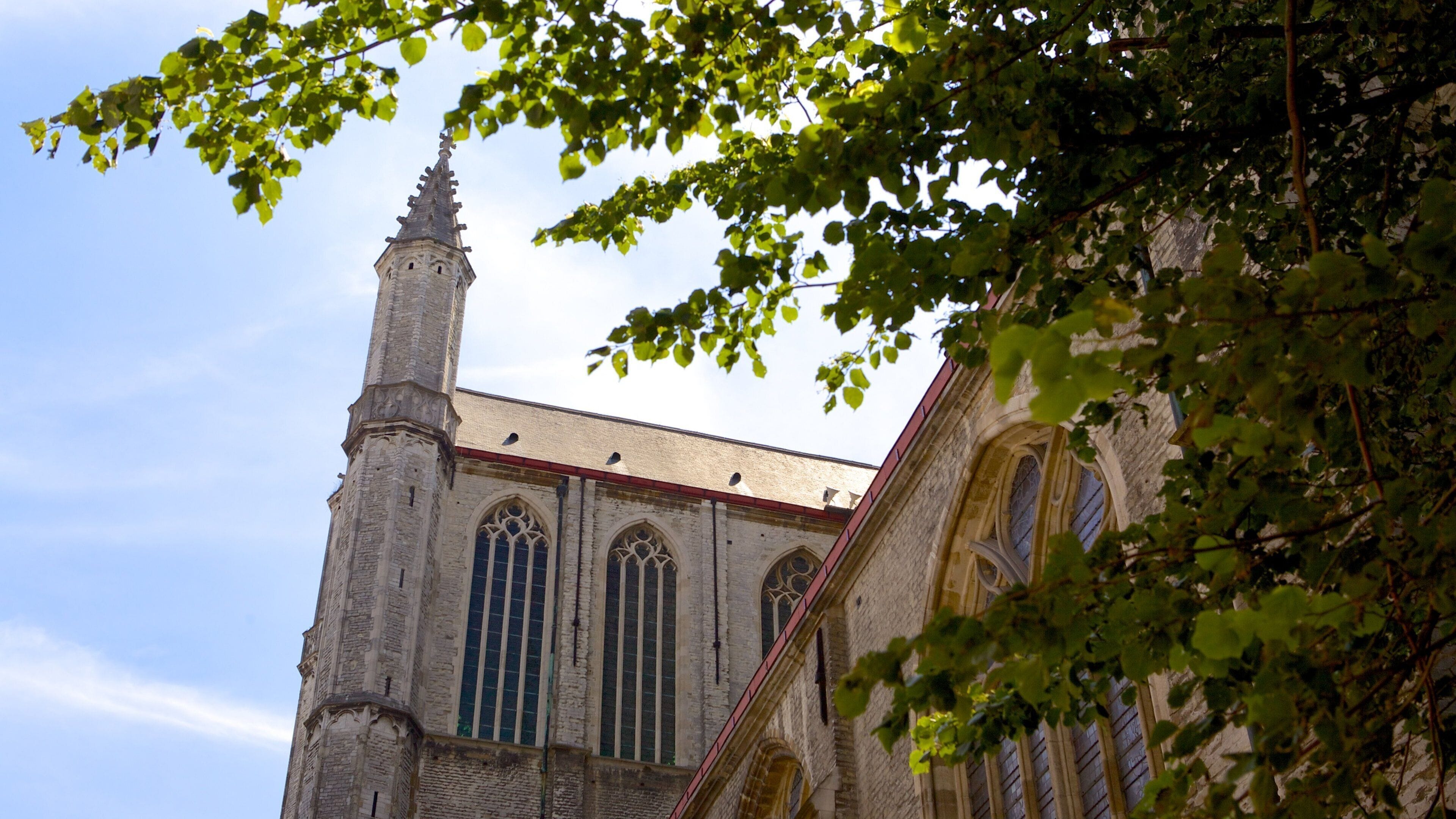Eine historische Kirche mit einem hohen Turm und Bogenfenstern.