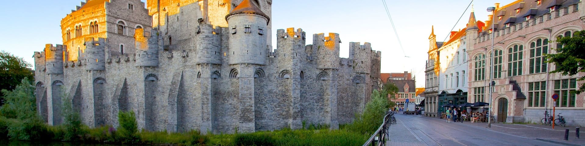 ChĂąteau des comtes de Flandre montrant chĂąteau ou palais, patrimoine architectural et scĂšnes de rue