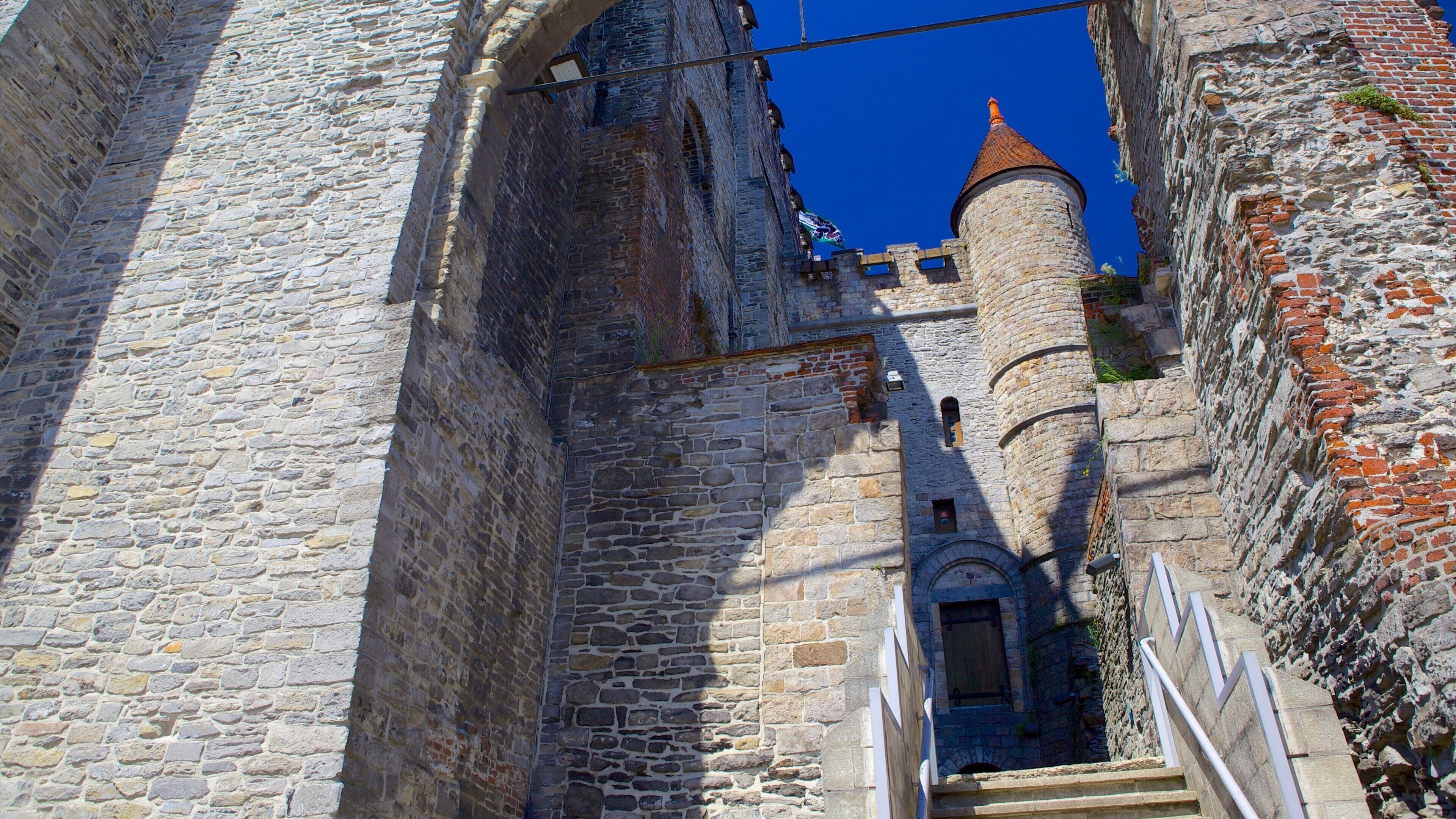 Gravensteen which includes heritage architecture and a castle