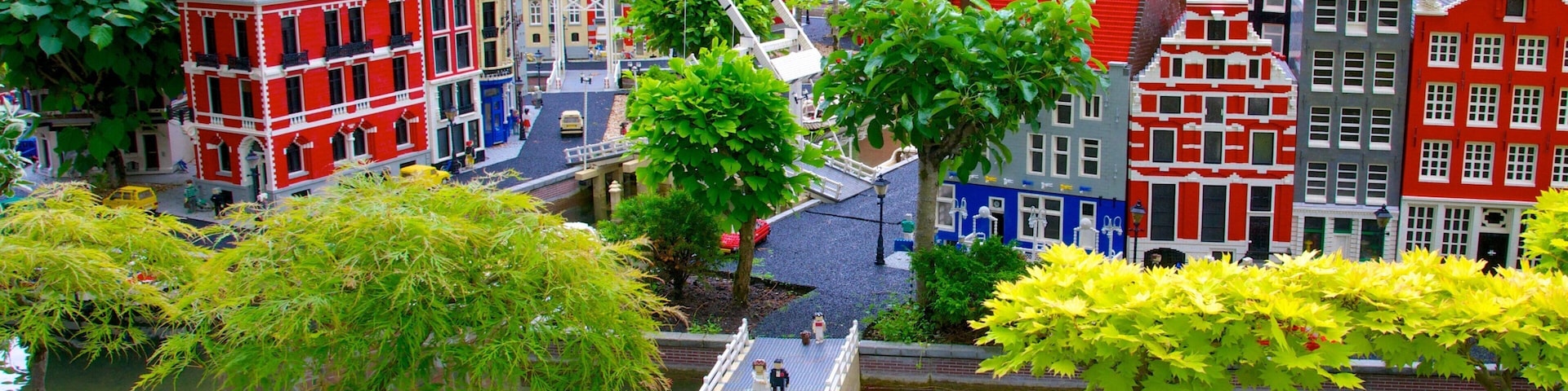 Parque temático Legoland que incluye un parque y arte al aire libre