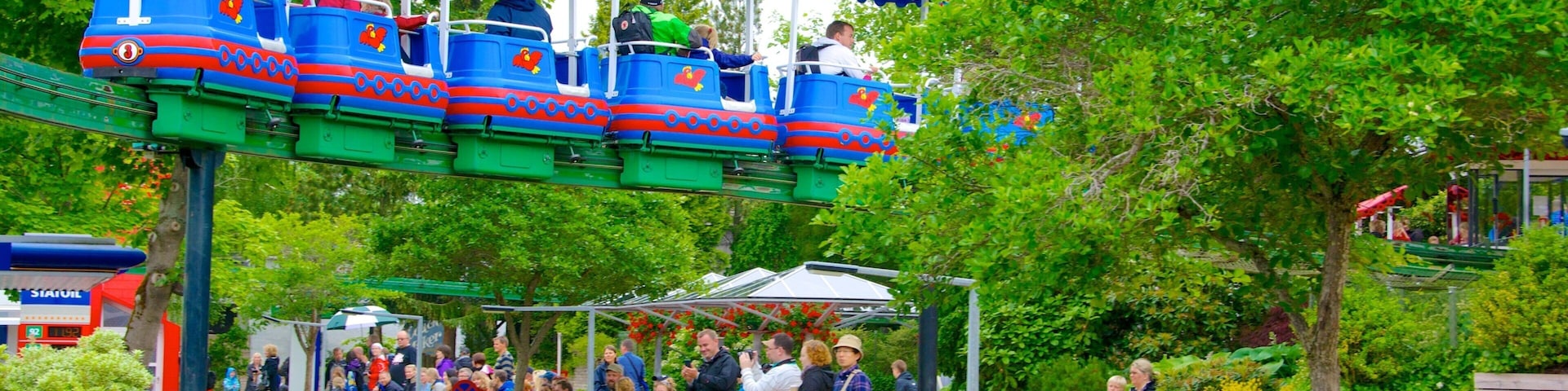 Parc LEGOLANDÂź montrant balades aussi bien que important groupe de personnes