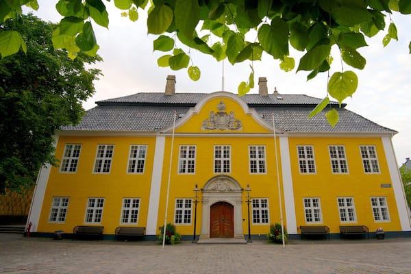 Gammeltorv mit einem Haus und historische Architektur