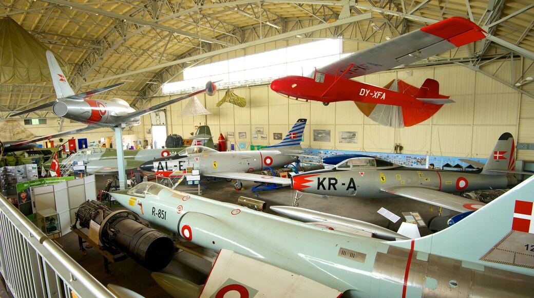 Verteidigungs- und Garnisonsmuseum welches beinhaltet Flugzeug und Innenansichten