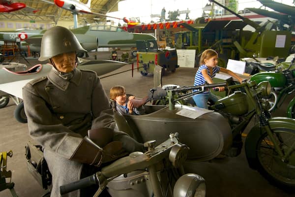 Verteidigungs- und Garnisonsmuseum das einen Innenansichten sowie Kinder