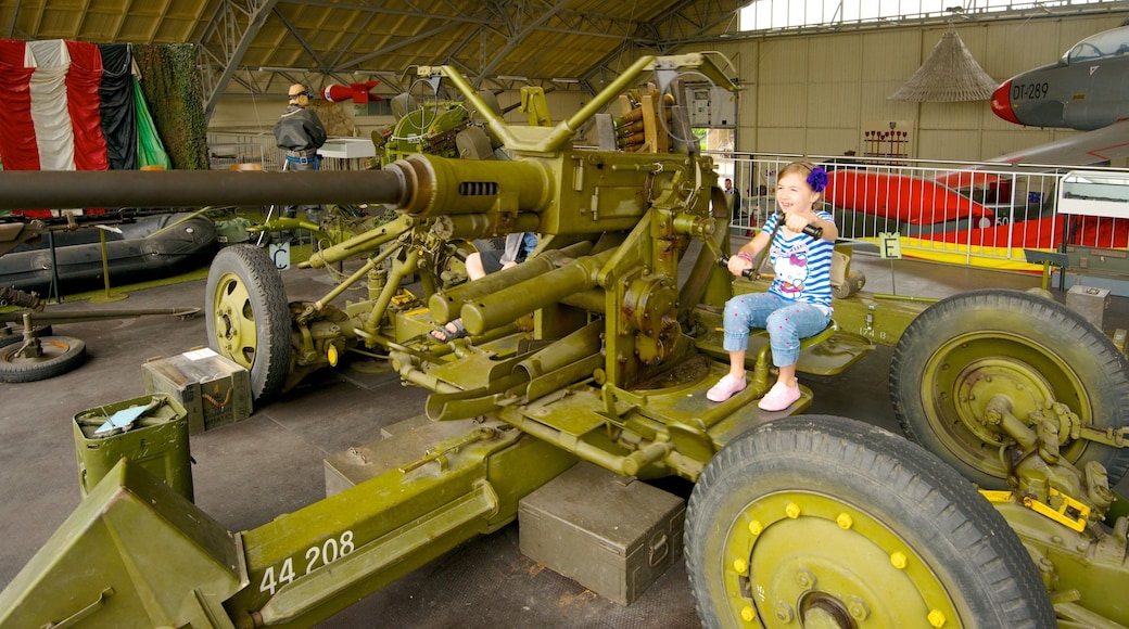 Museo de defensa y guarnición ofreciendo artículos militares y vista interna y también un niño