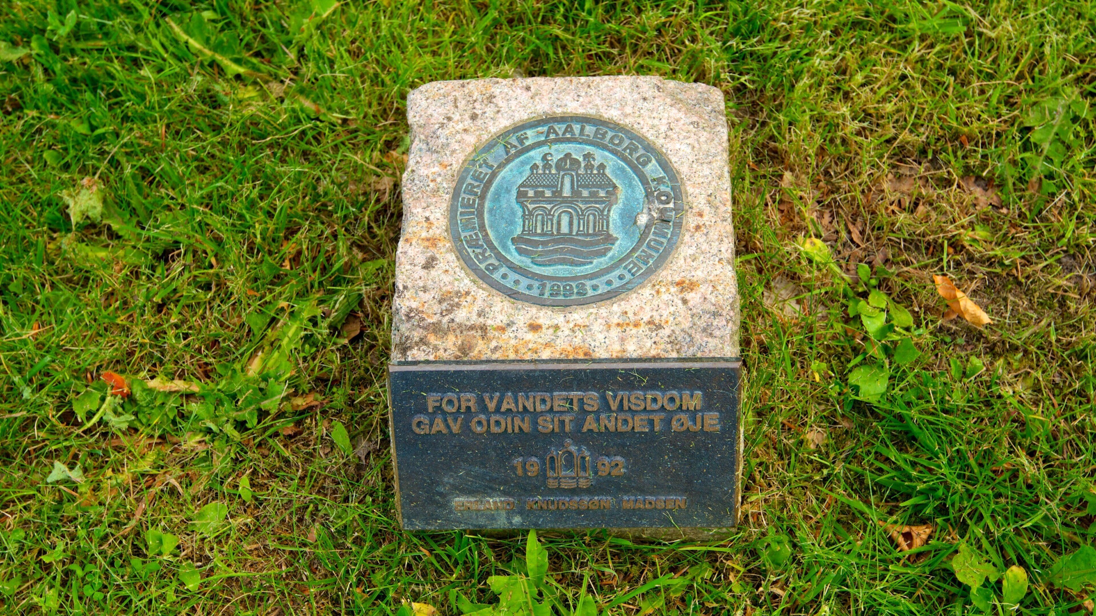 Cementerio vikingo Lindholm Hoje que incluye un monumento