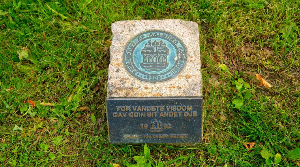 Cementerio vikingo Lindholm Hoje que incluye un monumento