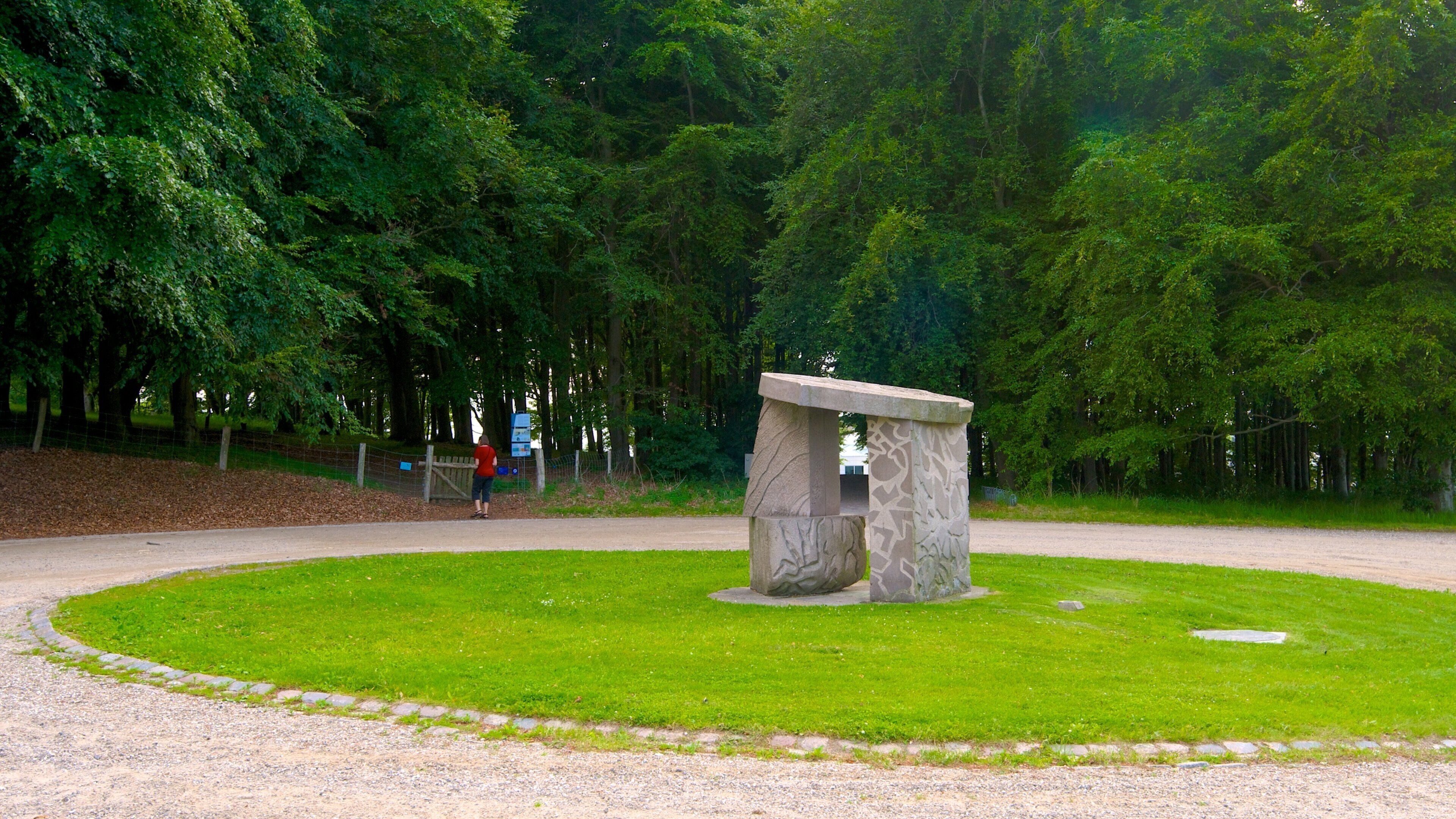 Lindholm Hoje which includes a park