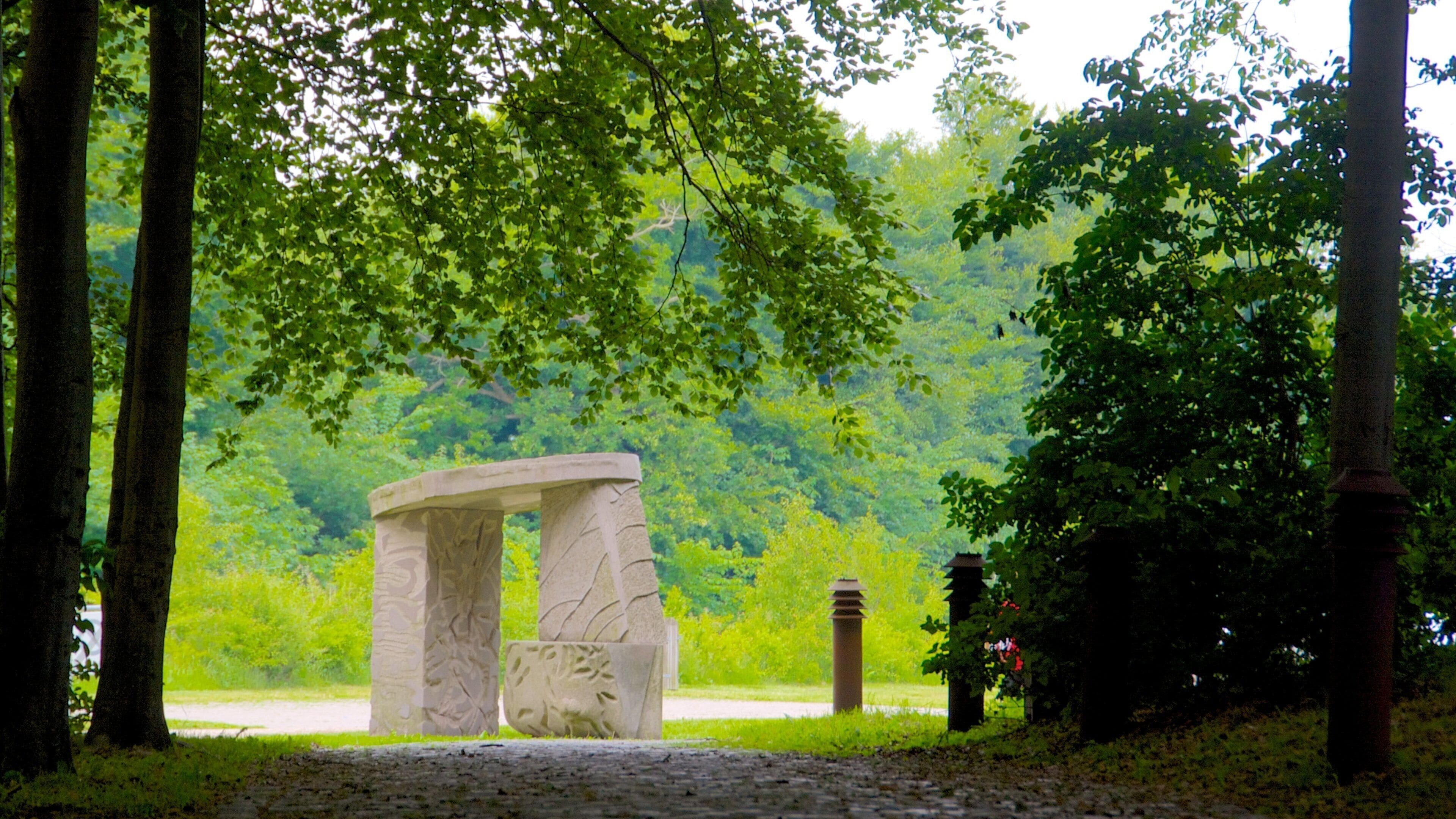 Lindholm Hoje showing a garden