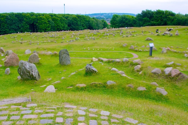 Lindholm HĂžje mettant en vedette scĂšnes tranquilles et parc