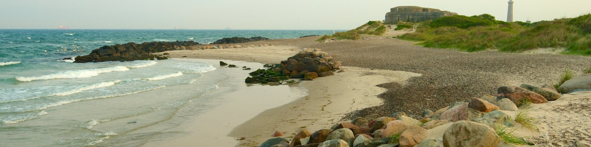 Grenen mostrando litoral acidentado e uma praia