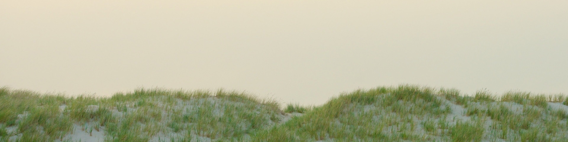 Grenen caracterizando uma praia assim como crianças