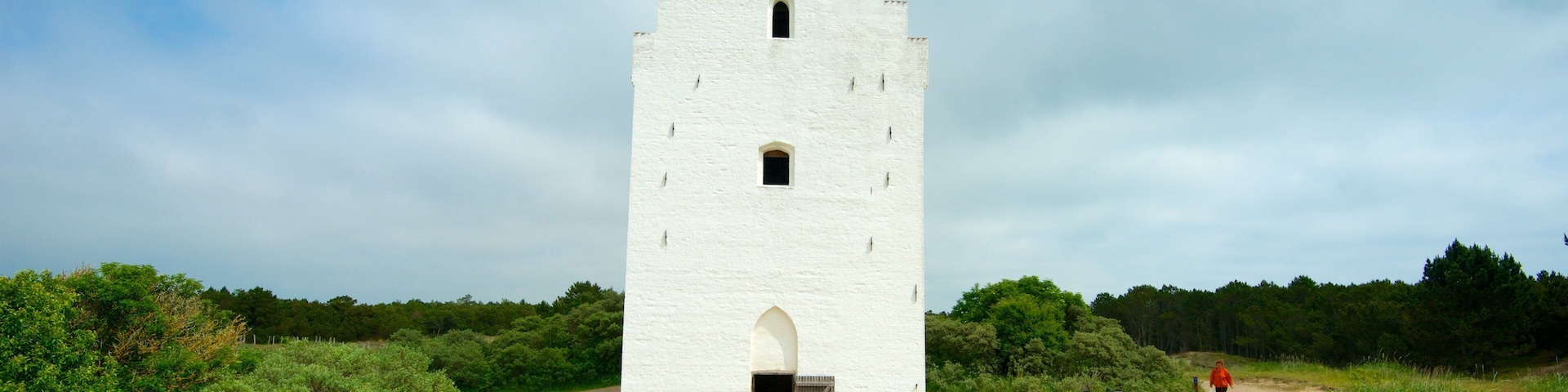 Den Tilsandede Kirke showing a garden and a church or cathedral