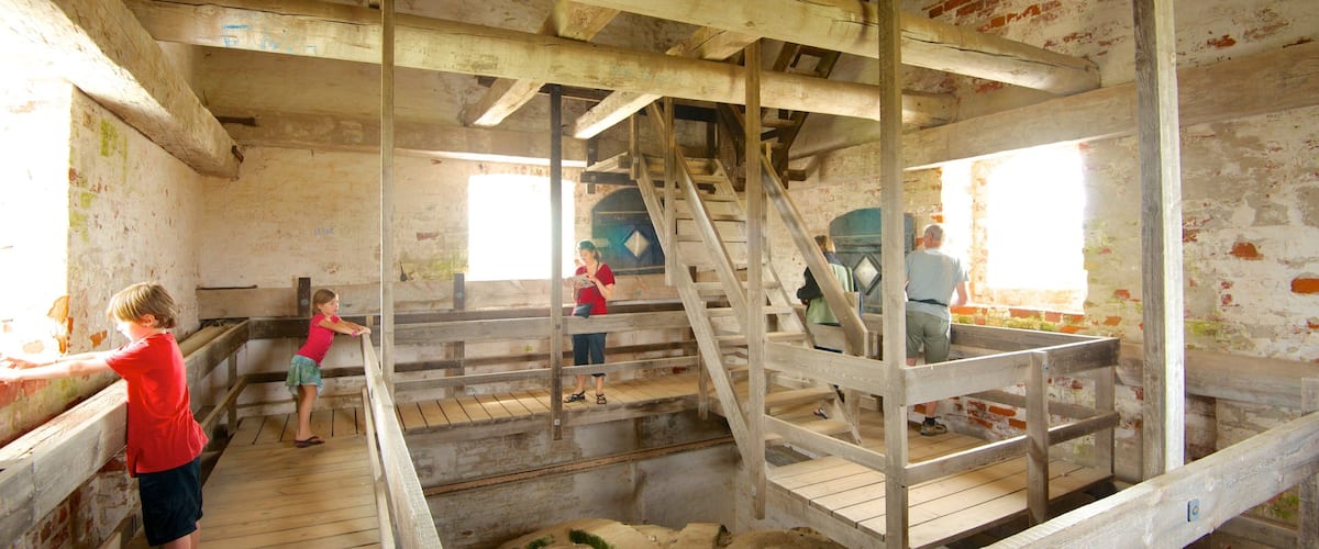 Iglesia Den Tilsandede Kirke que incluye vistas interiores y una iglesia o catedral y también niños