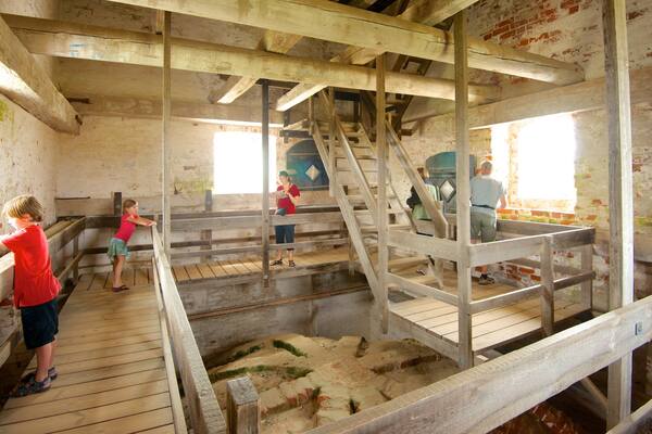 Église ensablée qui includes église ou cathédrale et vues intérieures aussi bien que enfants