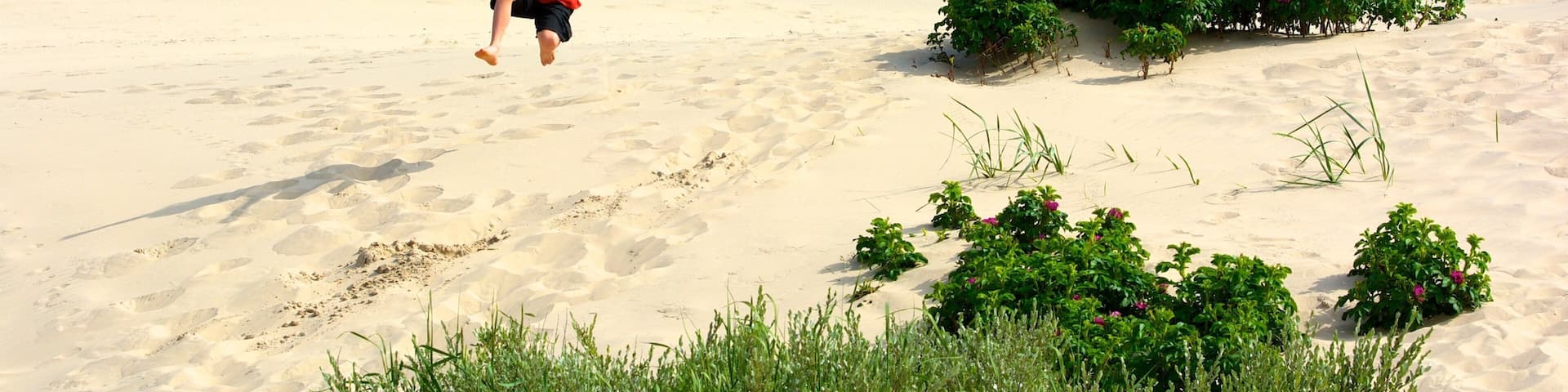 Raabjerg Mile showing a beach as well as children