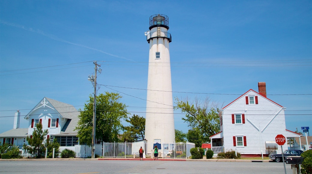 芬威克島燈塔 设有 燈塔 和 小鎮或村莊