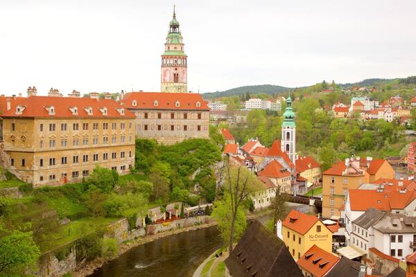 Castelo de Cesky Krumlov que inclui um rio ou córrego e uma cidade
