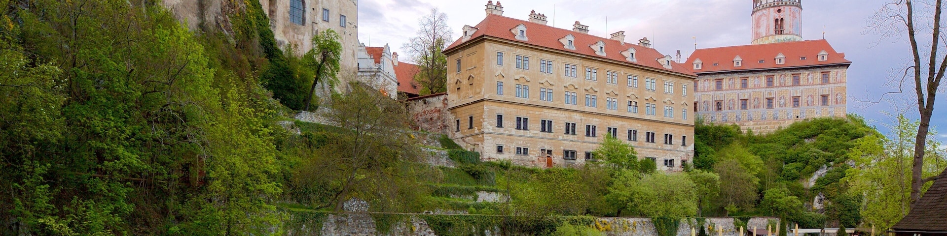 Castillo de Cesky Krumlov que incluye un río o arroyo y una ciudad