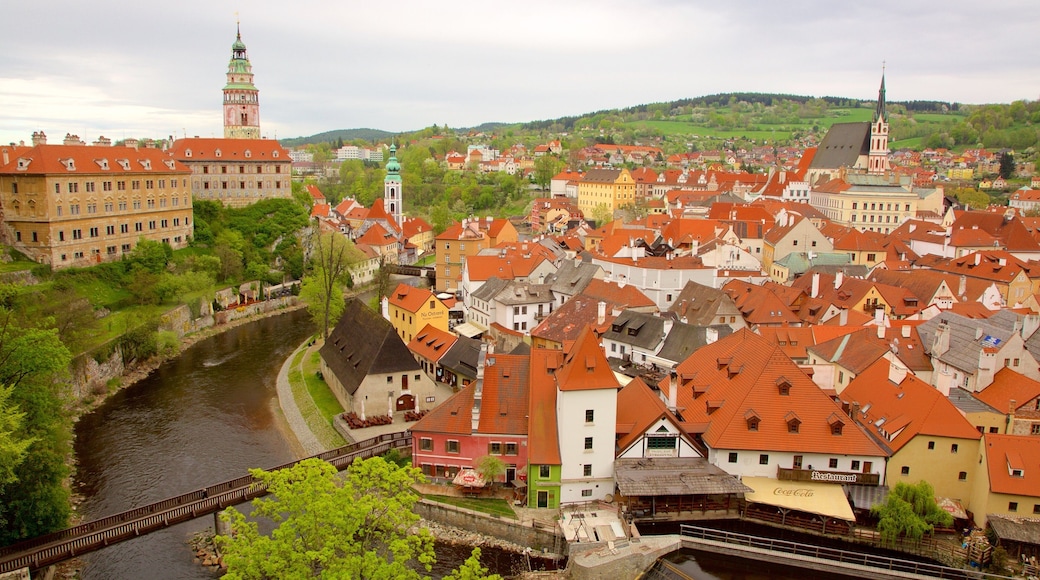 捷克克倫洛夫城堡 设有 城市 和 河流或小溪