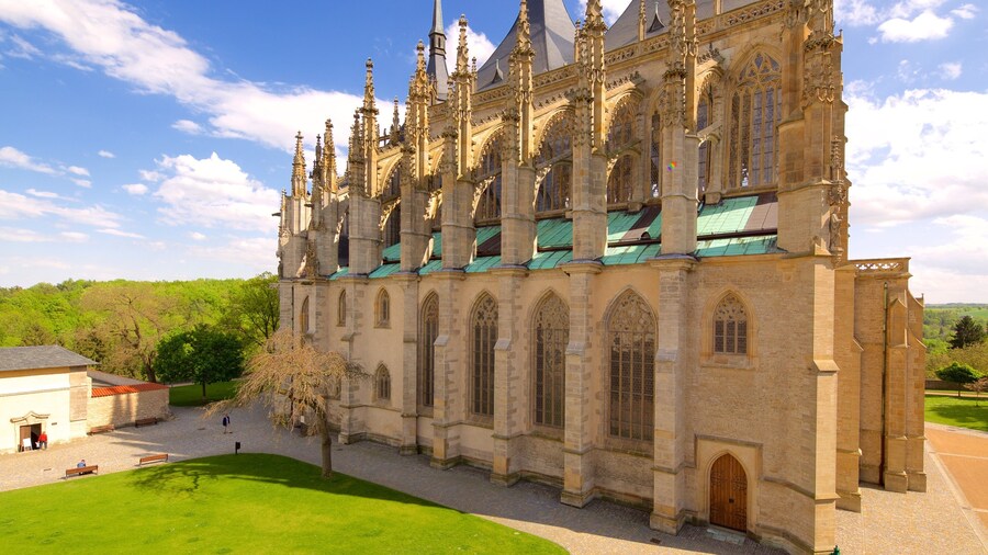 Igreja de Santa BĂĄrbara que inclui uma igreja ou catedral e elementos de patrimĂŽnio