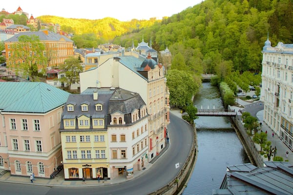 Diana Lookout Tower mettant en vedette riviĂšre ou ruisseau et ville