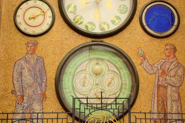 Astronomisk klocka som visar historiska element och konst