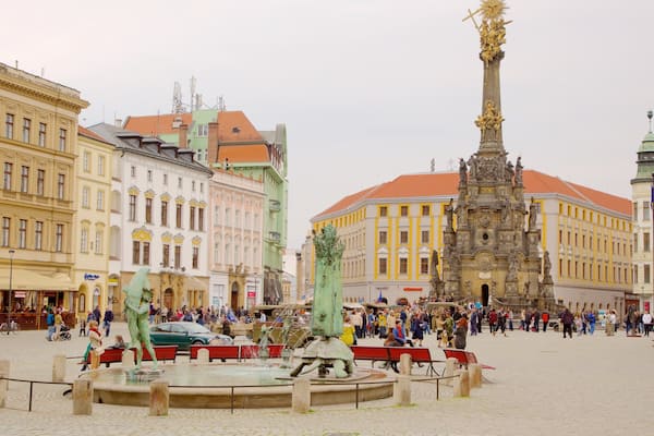 Trefaldighetskolonnen som inkluderar ett torg, en stad och historiska element