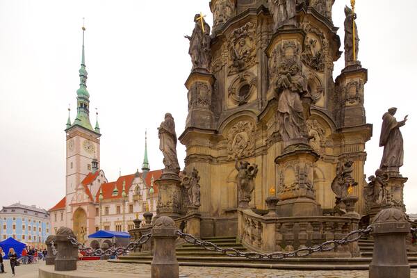 Trefaldighetskolonnen som inkluderar ett torg, historiska element och en staty eller skulptur