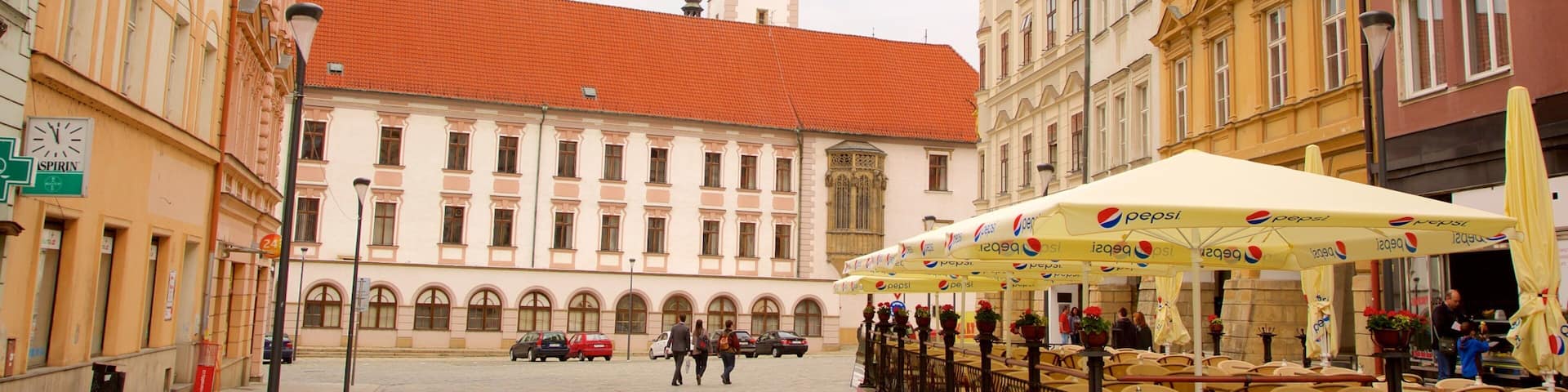 Olomouc showing street scenes and a city
