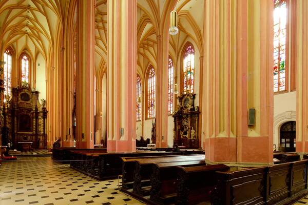 S:t Moritz-kyrkan som inkluderar historiska element, en kyrka eller katedral och interiörer