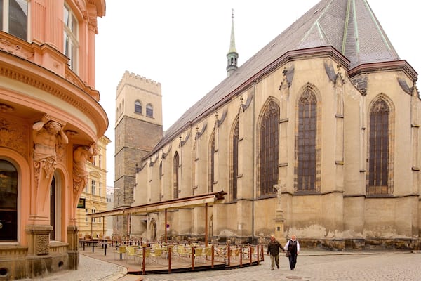 S:t Moritz-kyrkan som visar en stad