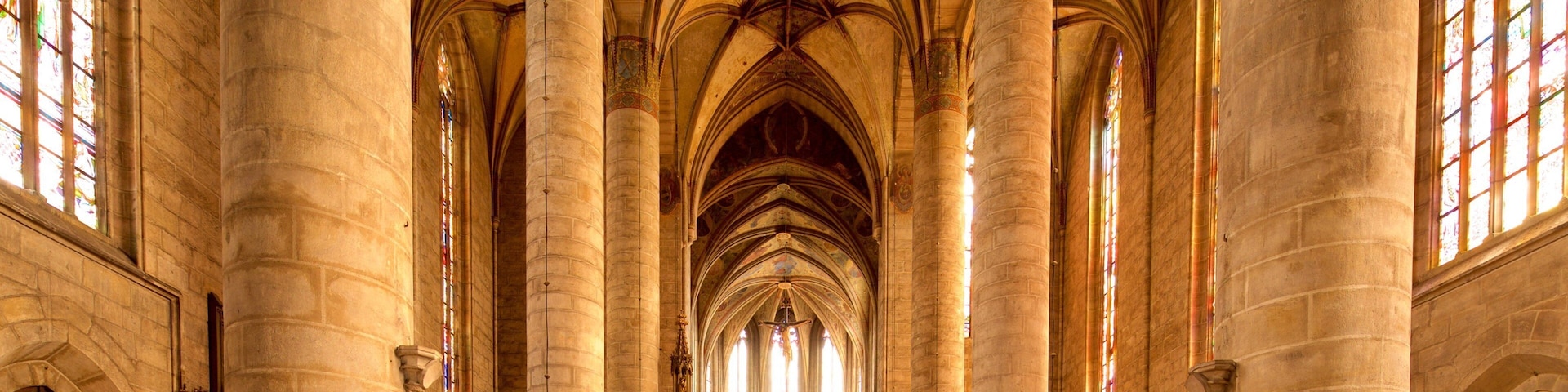 Catedral de São Bartolomeu mostrando elementos de patrimônio, vistas internas e uma igreja ou catedral