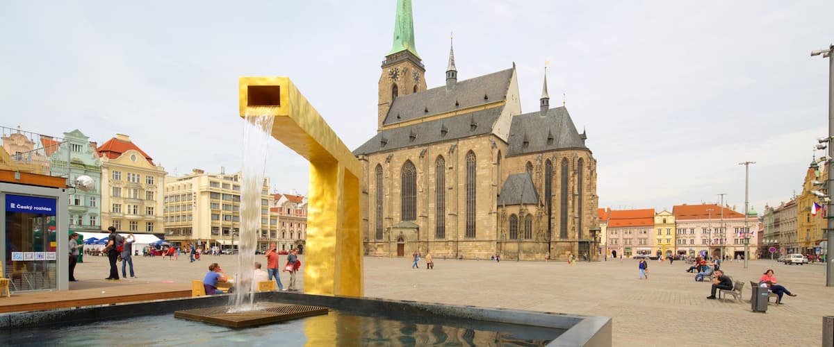 St. Bartholomew\'s Cathedral inclusief een plein, een stad en een kerk of kathedraal