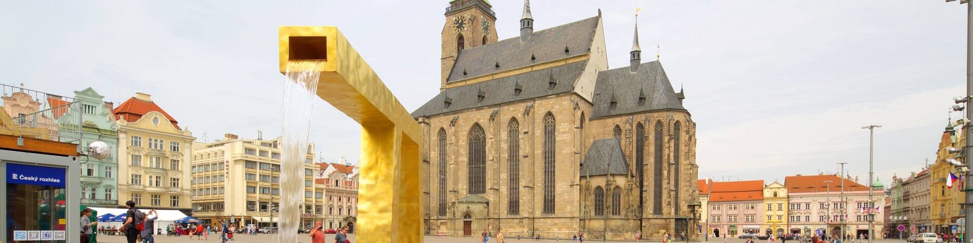 St. Bartholomew\'s Cathedral mettant en vedette square ou place, église ou cathédrale et ville