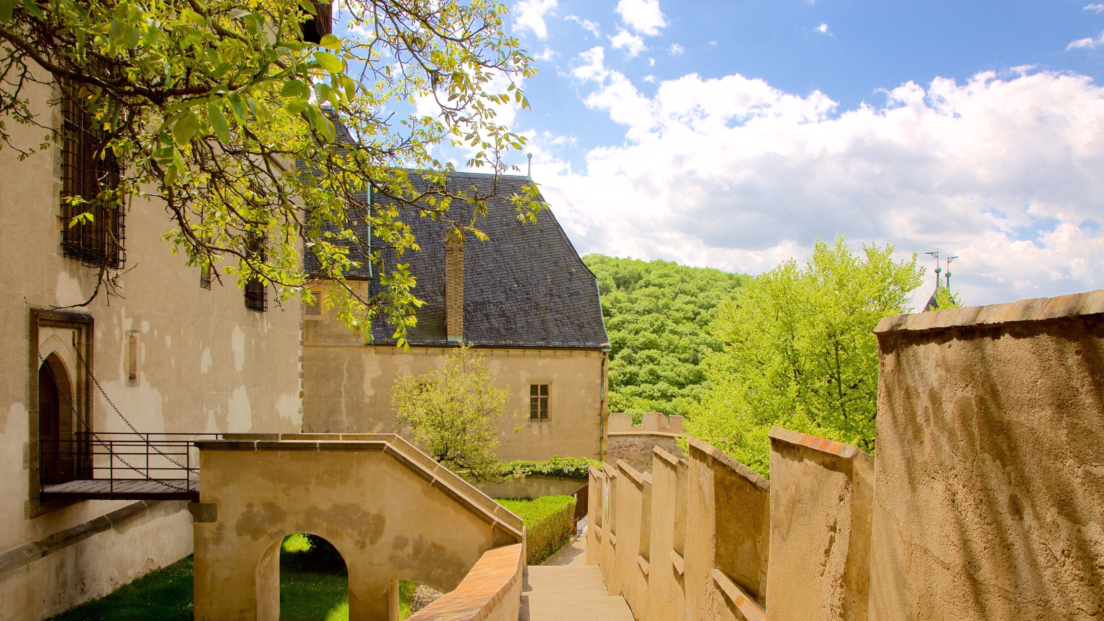 Lâu đài Karlstejn có tính năng lâu đài hoặc cung điện và di sản