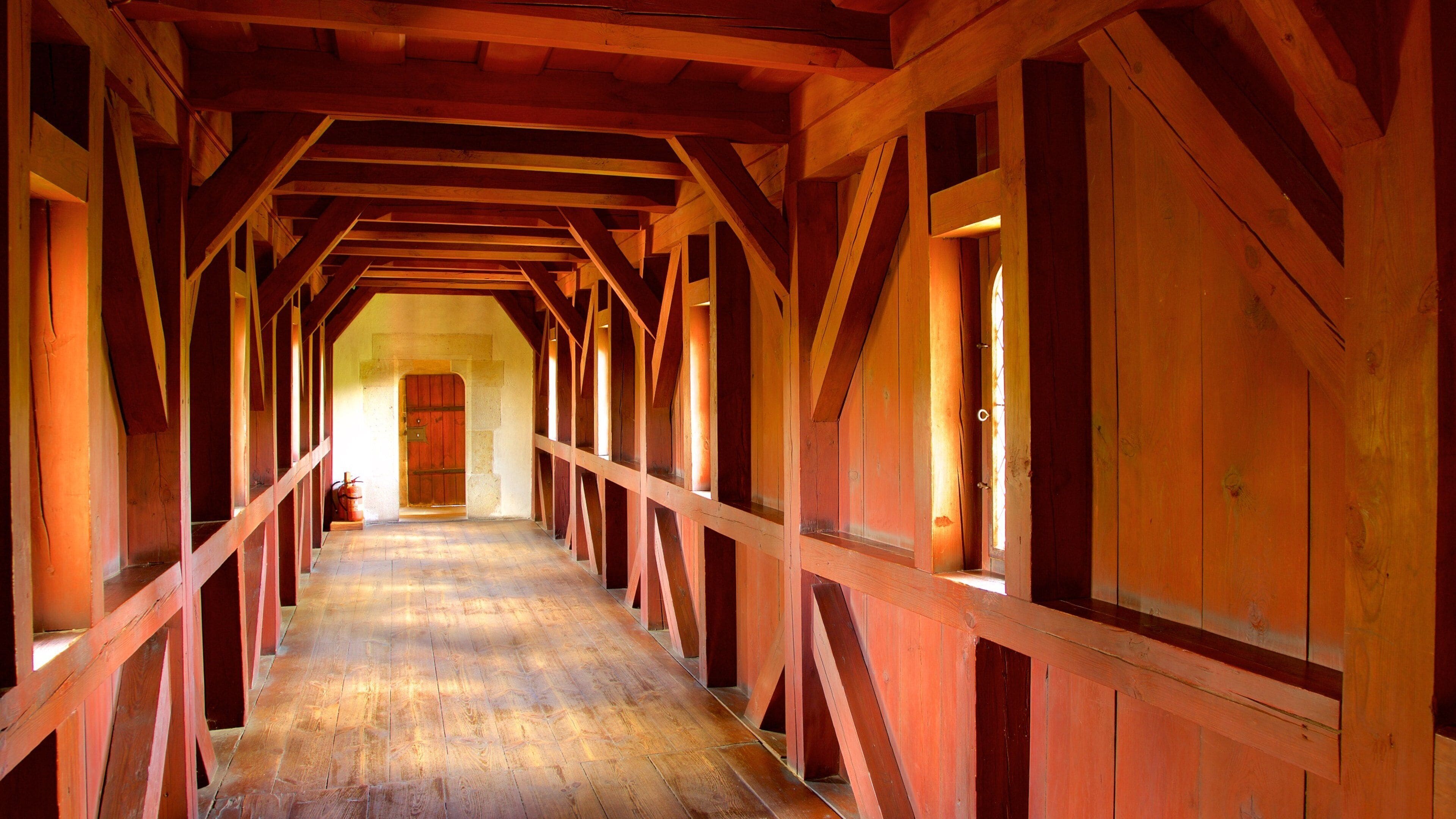 Castillo de Karlstejn mostrando un castillo, elementos del patrimonio y vistas interiores