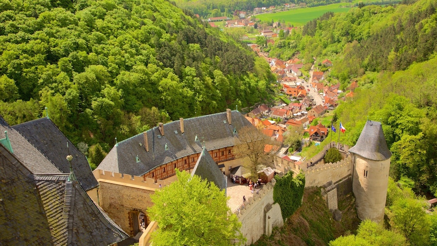 Lâu đài Karlstejn trong đó bao gồm thị trấn nhỏ, rừng rậm và lâu đài