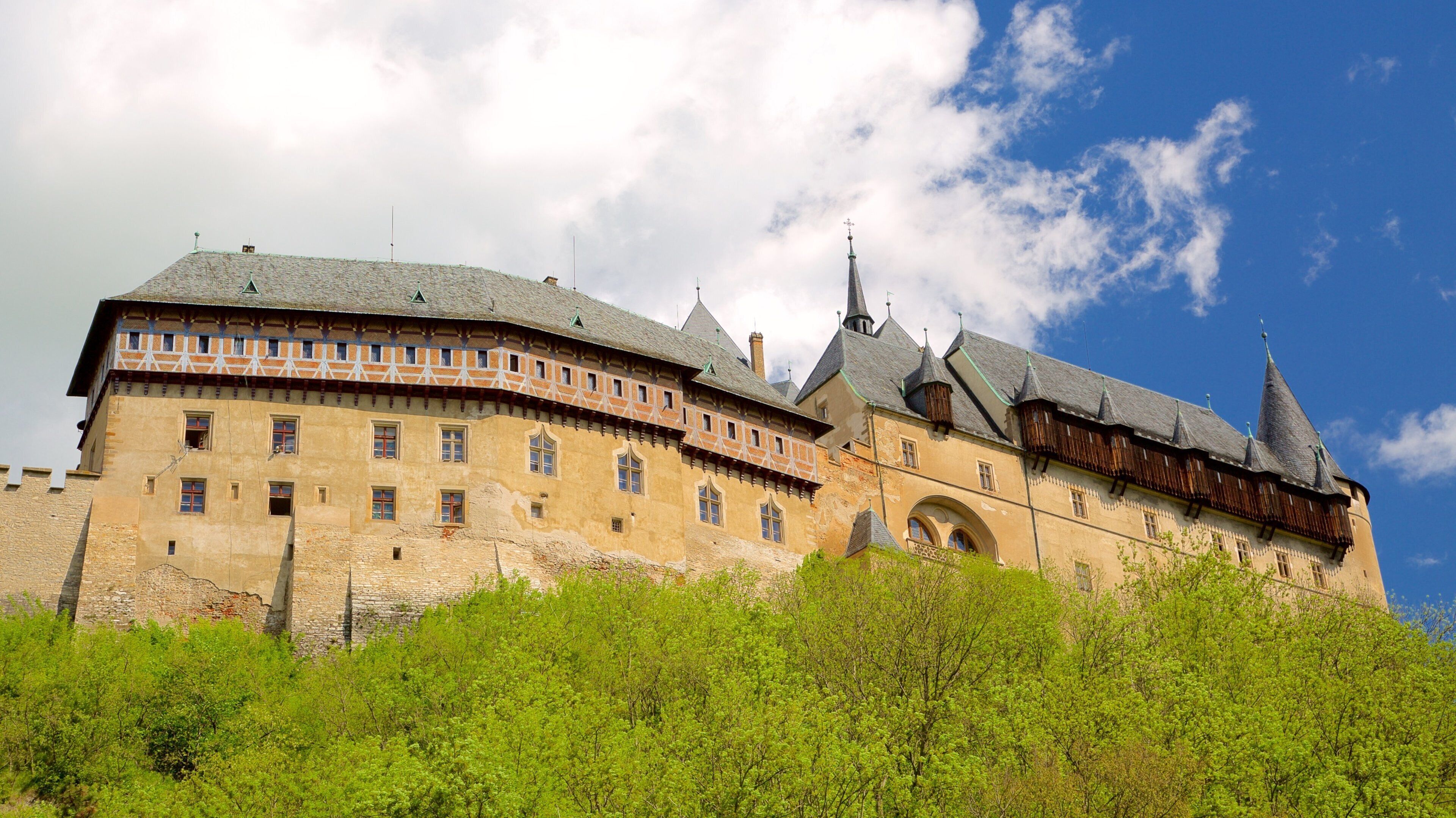 Lâu đài Karlstejn có tính năng di sản và lâu đài hoặc cung điện